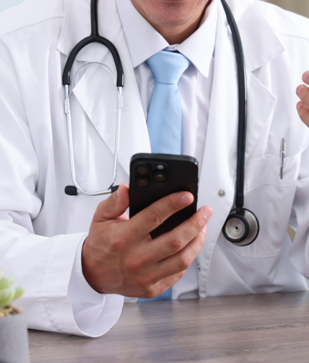Médica realizando atendimento online